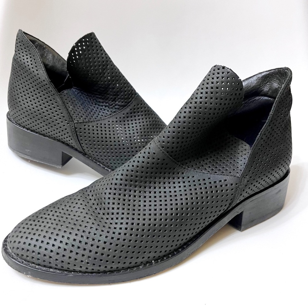 eileen fisher | leaf ankle bootie tulip split perforated leather black/gray 8